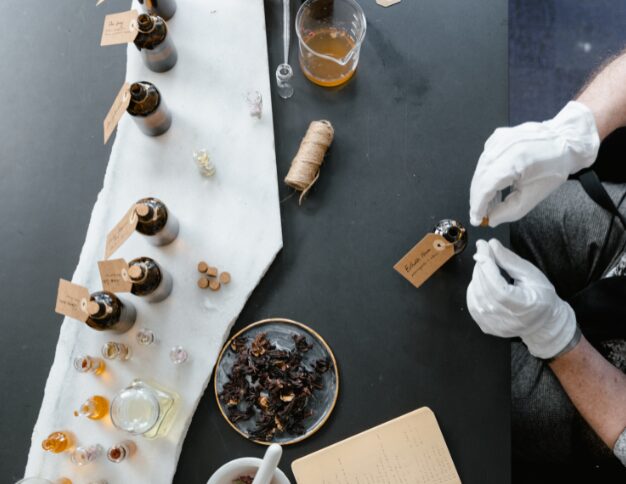 Tvorba vôní GOA – ručné miešanie esenciálnych olejov pre interiérové parfémy